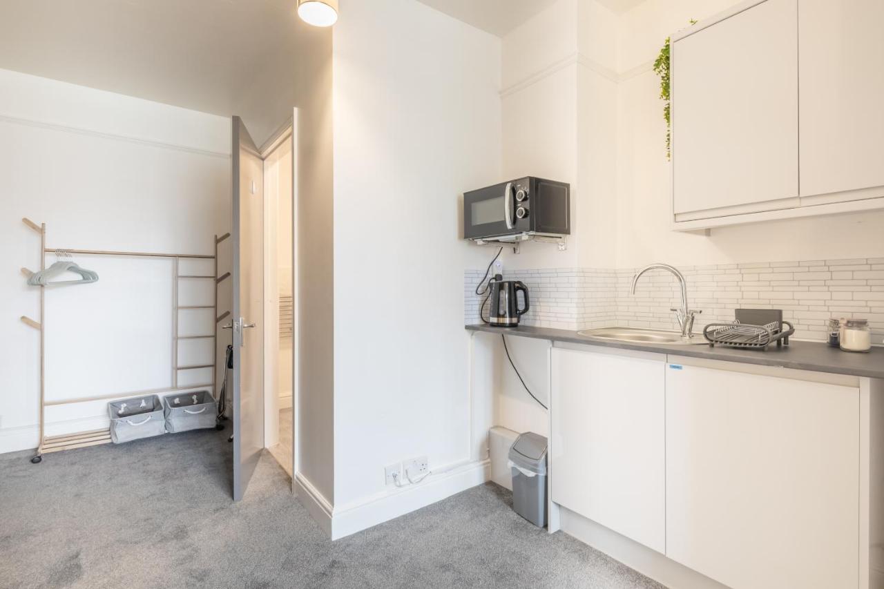 Private Room 5 With Kitchenette By Cb Stays No Minimum Stays Cambridge  Bagian luar foto